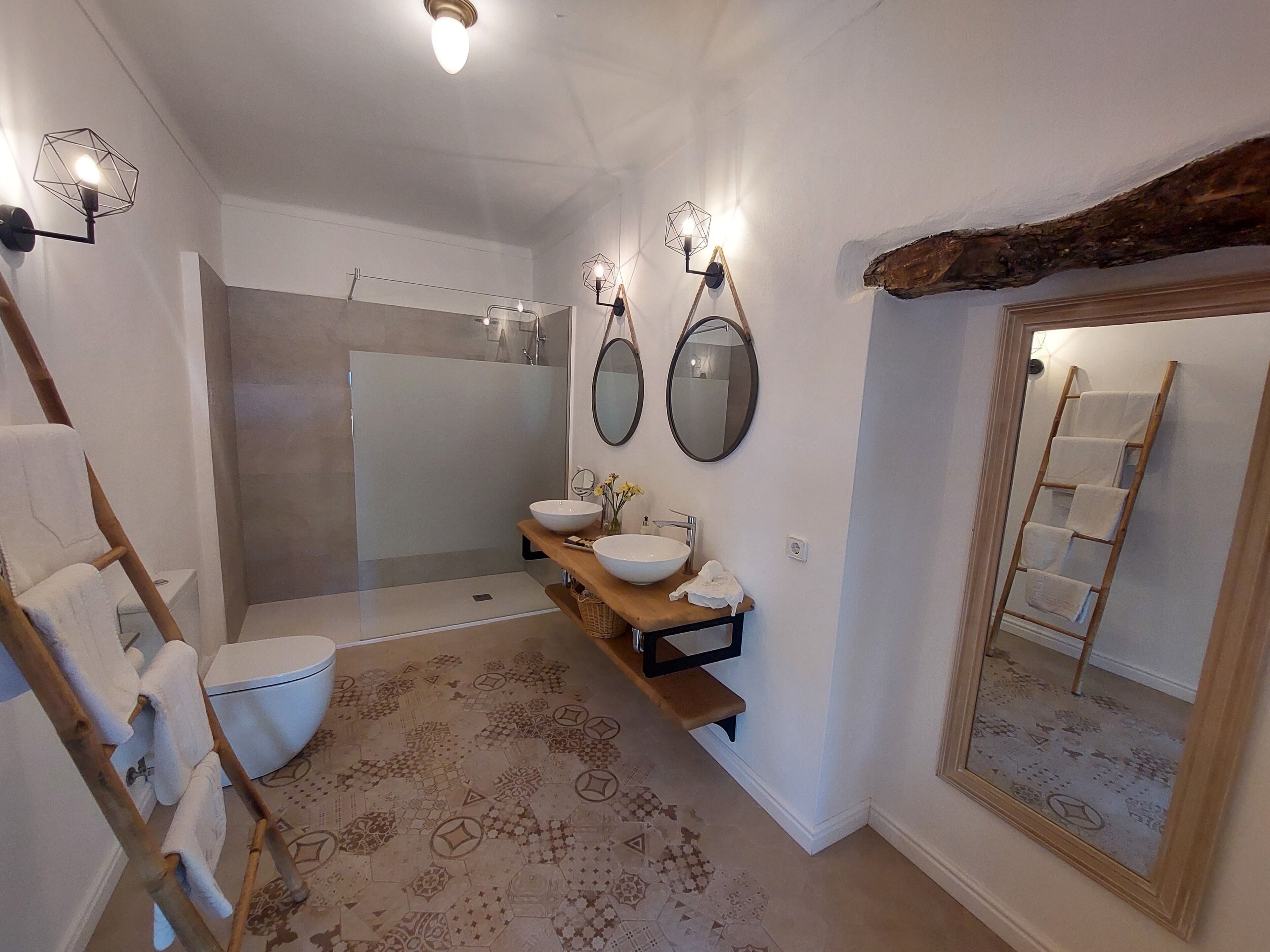 junior suite | bathroom | combined shower/bathtub, deep-soaking bathtub, free toiletries