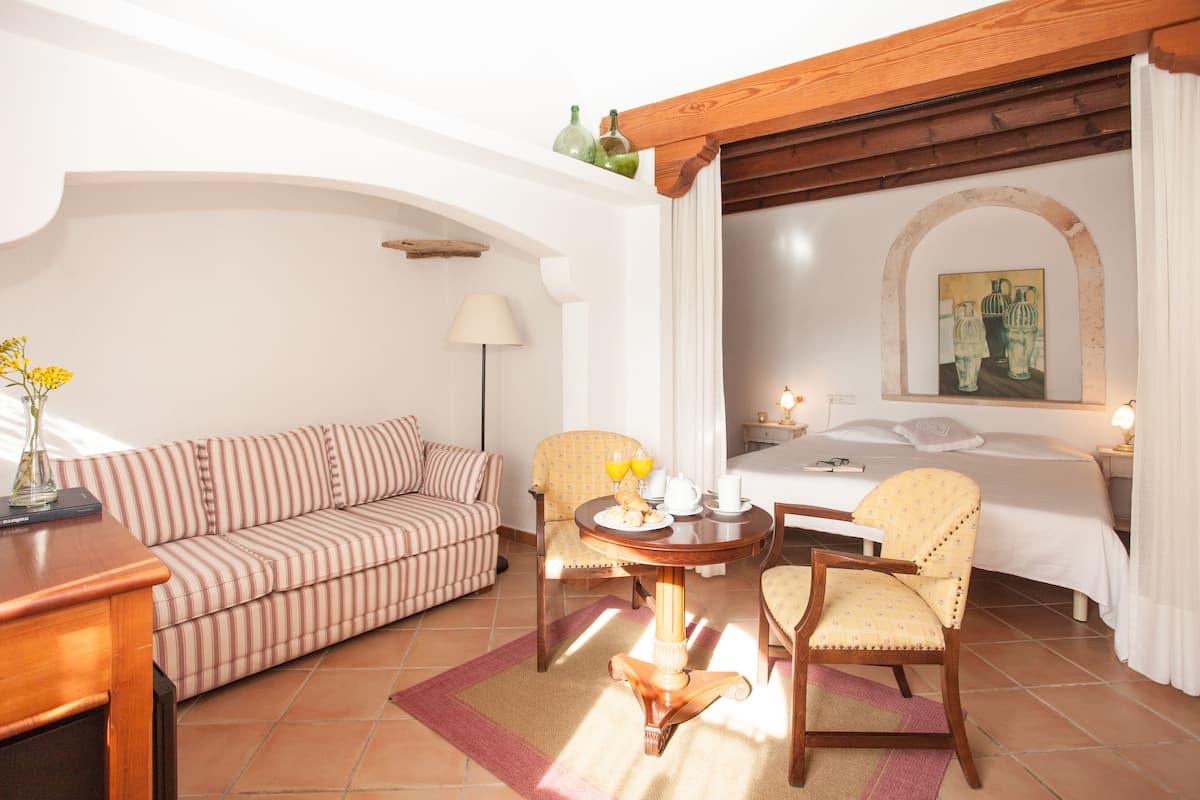 Deluxe Room | Down comforters, minibar, soundproofing, free WiFi