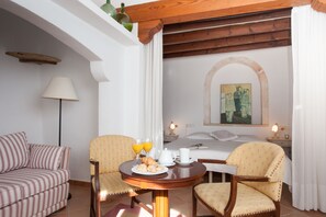 غرفة ديلوكس | غرفة المعيشة | تلفزيون