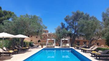 Piscine extérieure, chaises longues