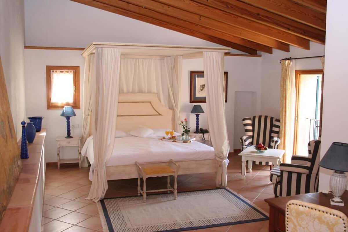 Down comforters, minibar, soundproofing, free WiFi