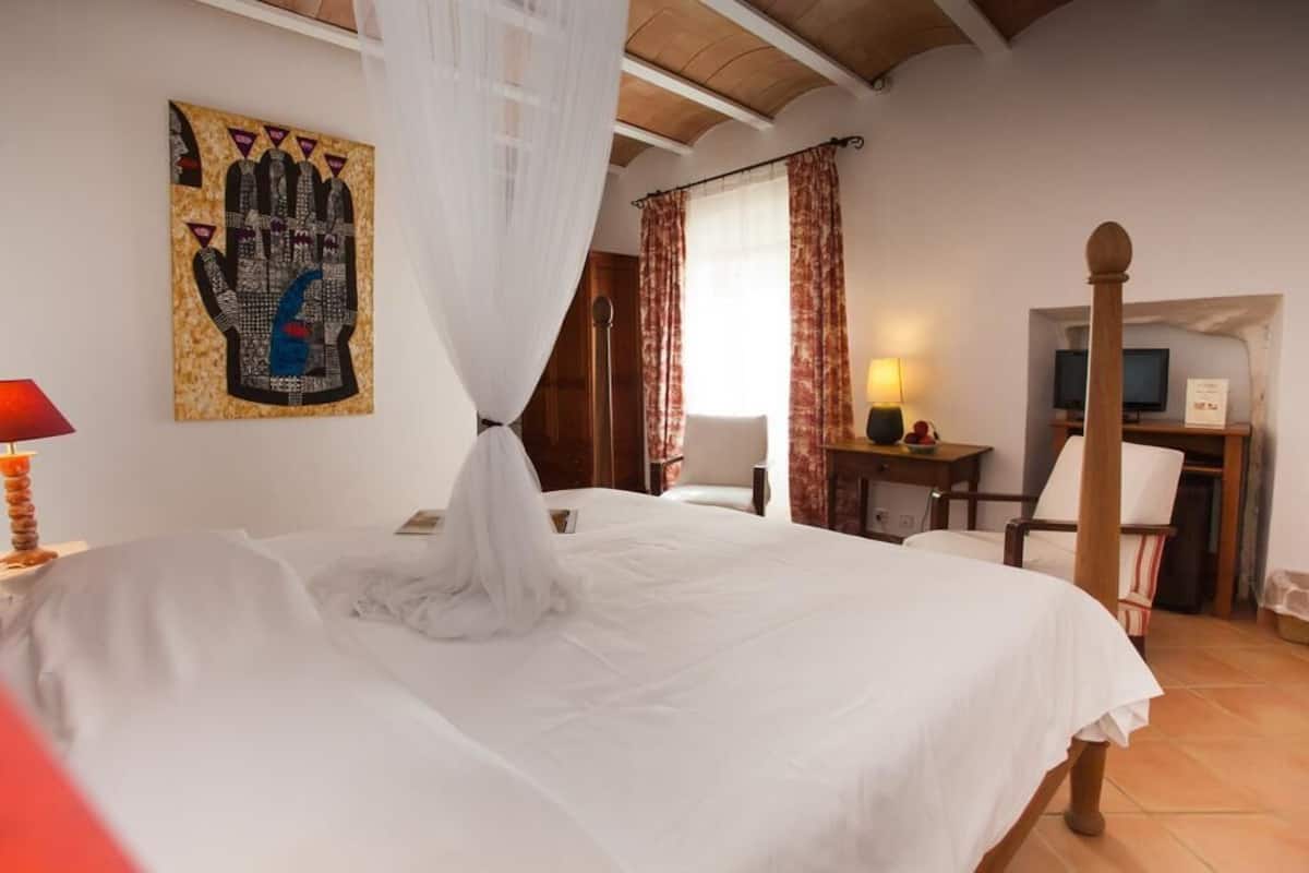 Down comforters, minibar, soundproofing, free WiFi