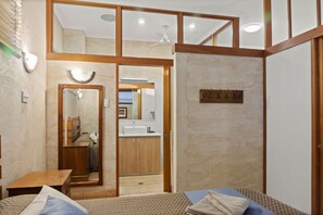 1 habitación, escritorio, cortinas blackout y sistema de insonorización