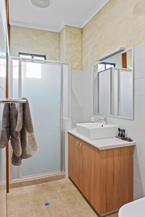 Luxury One-Bedroom Apartment | Bathroom | Combined shower/bathtub, free toiletries, hair dryer, towels - Blue Seas Resort (Cable Beach)
