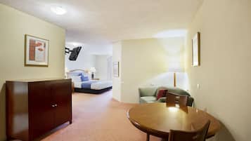 King Spa Room | Desk, laptop workspace, iron/ironing board, free WiFi