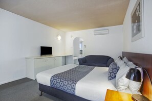 Standard Queen Room | Desk, laptop workspace, iron/ironing board, free WiFi - Central Court Motel Warrnambool (Warrnambool)