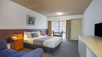 Standard Queen Room | Desk, laptop workspace, iron/ironing board, free WiFi