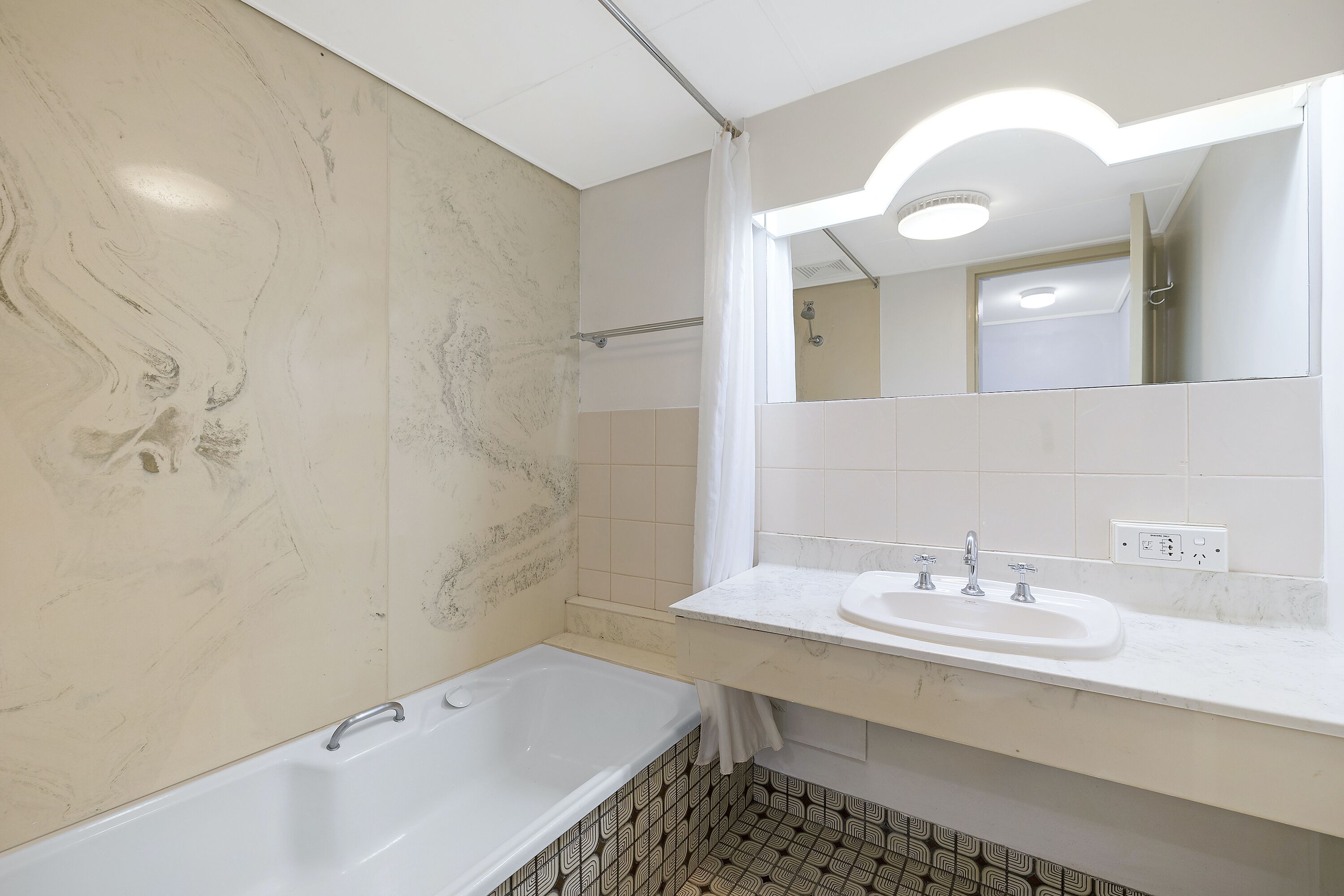 Une salle de bain moderne avec une baignoire, un lavabo et une douche.