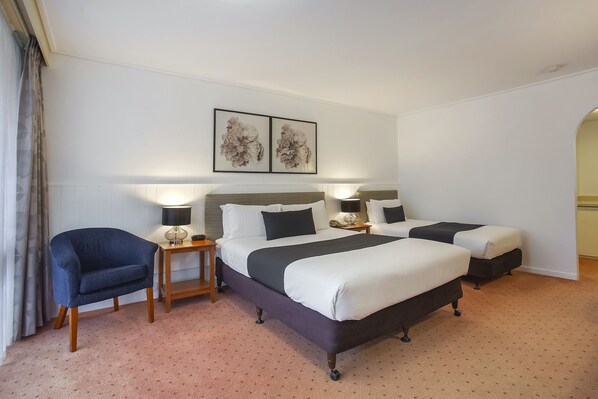 Standard tvåbäddsrum - flera sängar | Skrivbord, arbetsyta för laptop, strykjärn/strykbräda och gratis wi-fi