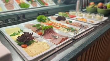 Tägliches Frühstücksbuffet (17 EUR pro Person)