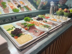 Daily buffet breakfast (EUR 17 per person) - Spark by Hilton Essen City Centre (Essen)