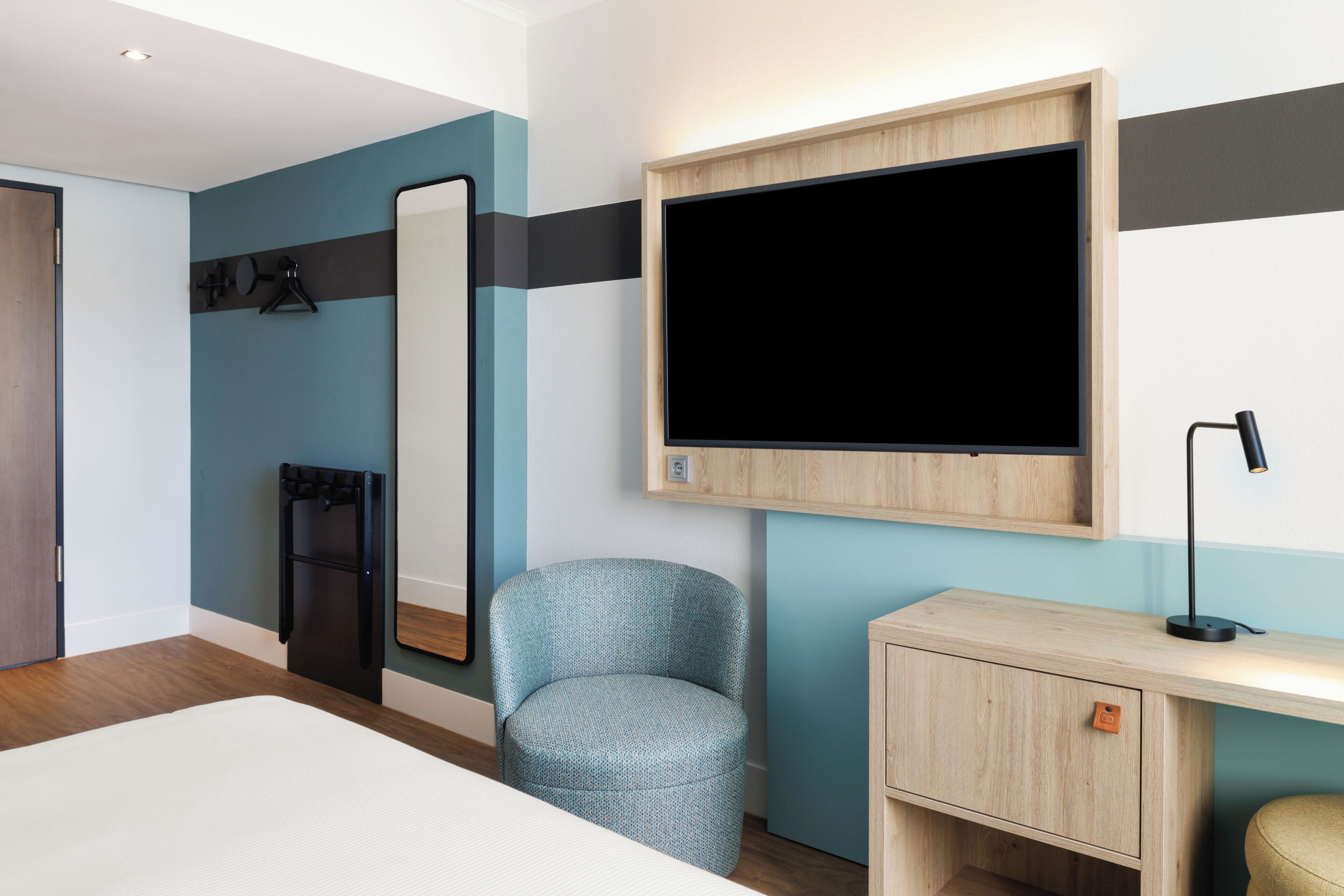 Rom, 1 queensize-seng | Dundyner, minibar, safe på rommet og skrivebord