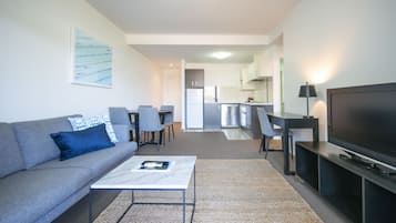 Appartement, 1 slaapkamer | Woonruimte | Een 32-inch lcd-televisie met kabelzenders en een televisie