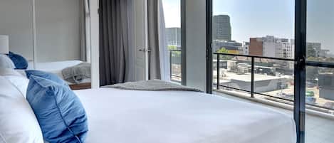 Apartemen Deluks, 2 kamar tidur (Balcony) | Meja kerja, ruang kerja ramah laptop, dan setrika/meja setrika