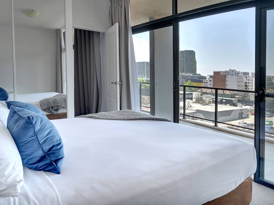 Apartamento luxo, 2 quartos (Balcony) | Escrivaninha, espaço de trabalho para notebook