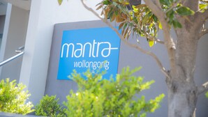 En byggnad med en skylt som visar texten ”mantra wollongong”.