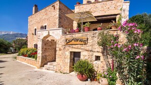 A stone building with a sign reading "KOMNOKA". - Samonas Traditional Villas (Apokoronas)