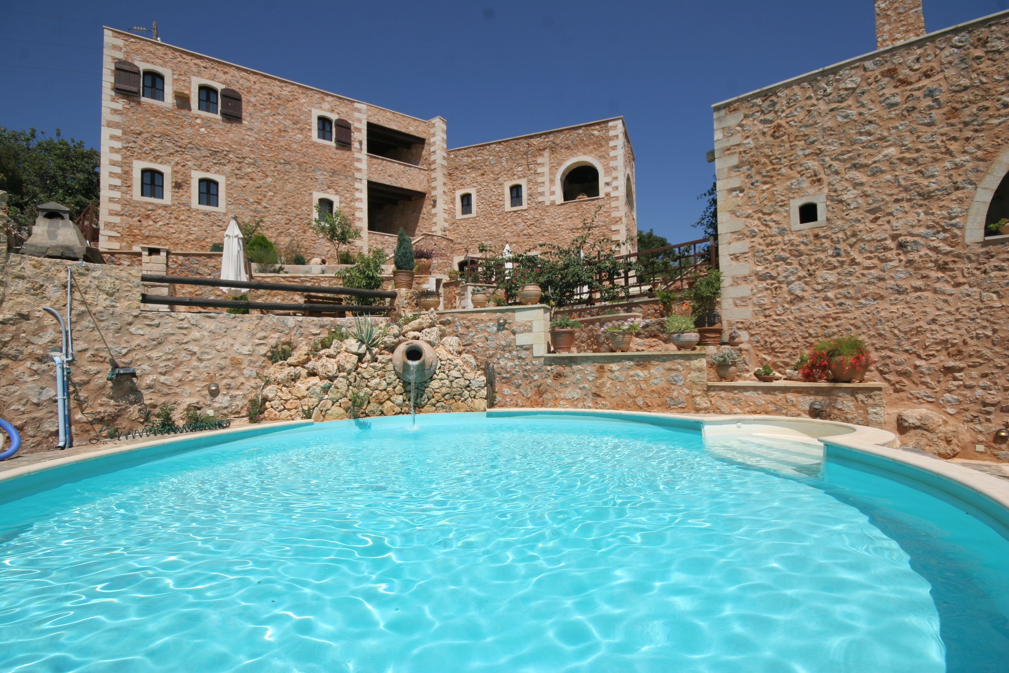 Bagian depan properti - sore/malam