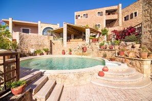 Außenpool, Sonnenschirme, Liegestühle