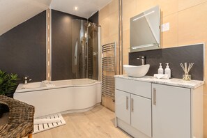 Chambre | Salle de bain | Articles de toilette griffés, séchoir à cheveux, peignoirs, pantoufles