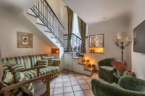Junior Suite | Pillowtop beds, minibar, in-room safe, desk - Weekend a Napoli (Naples)