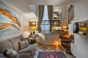 Kényelmi párnázat, minibár, széf a szobában és íróasztal