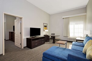 Ropa de cama de alta calidad, colchones con pillow-top y escritorio 