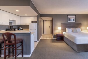 Colchones con pillow-top y caja de seguridad en la habitación