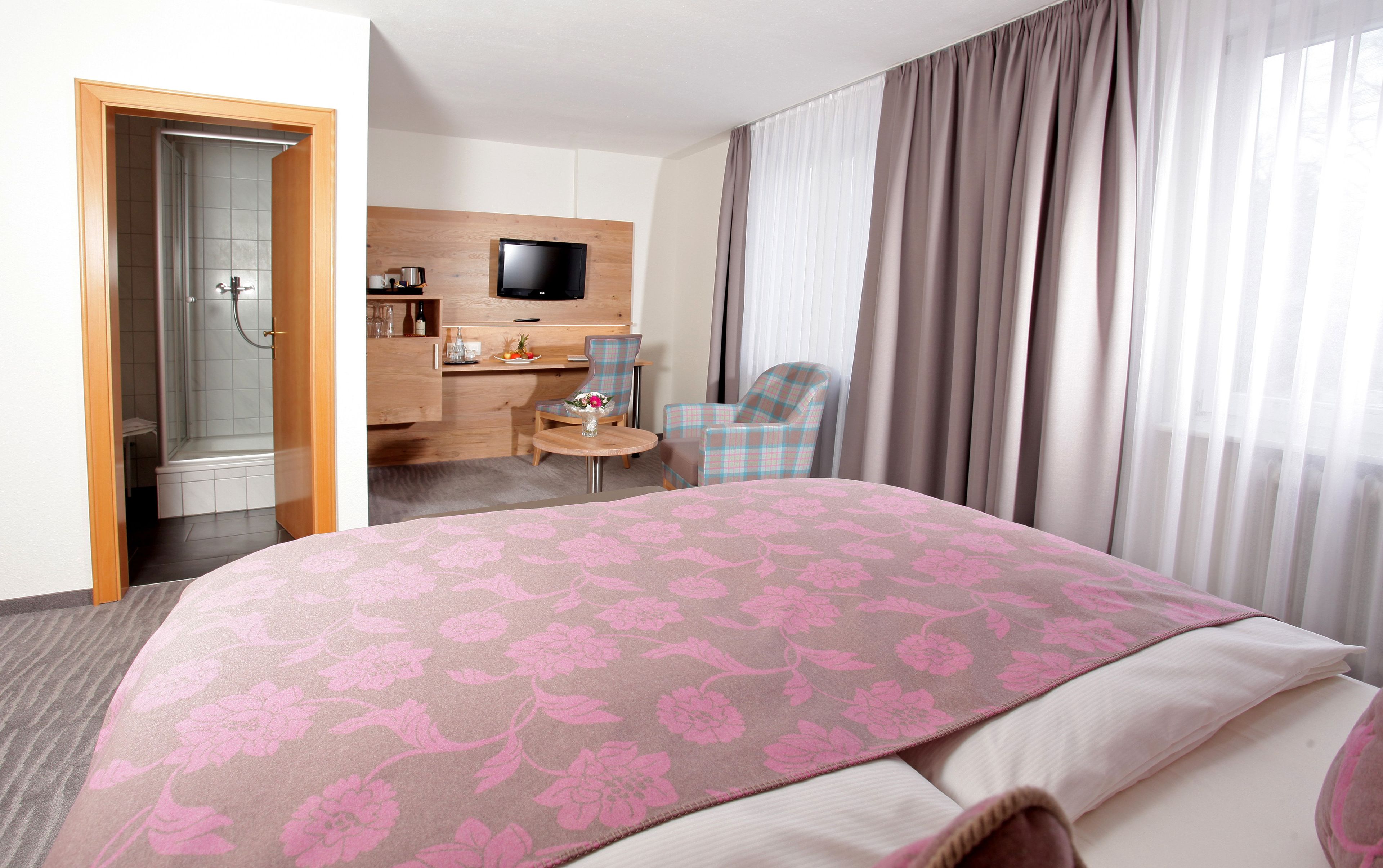 1 bedroom, hypo-allergenic bedding, minibar, in-room safe