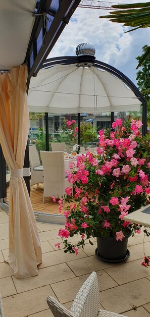 Món ăn mang phong cách quốc tế, dùng bữa ngoài trời 