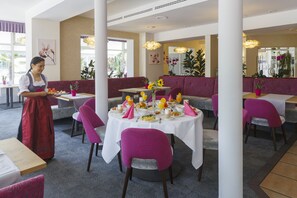 朝食 (ビュッフェ)、毎日提供 (無料)