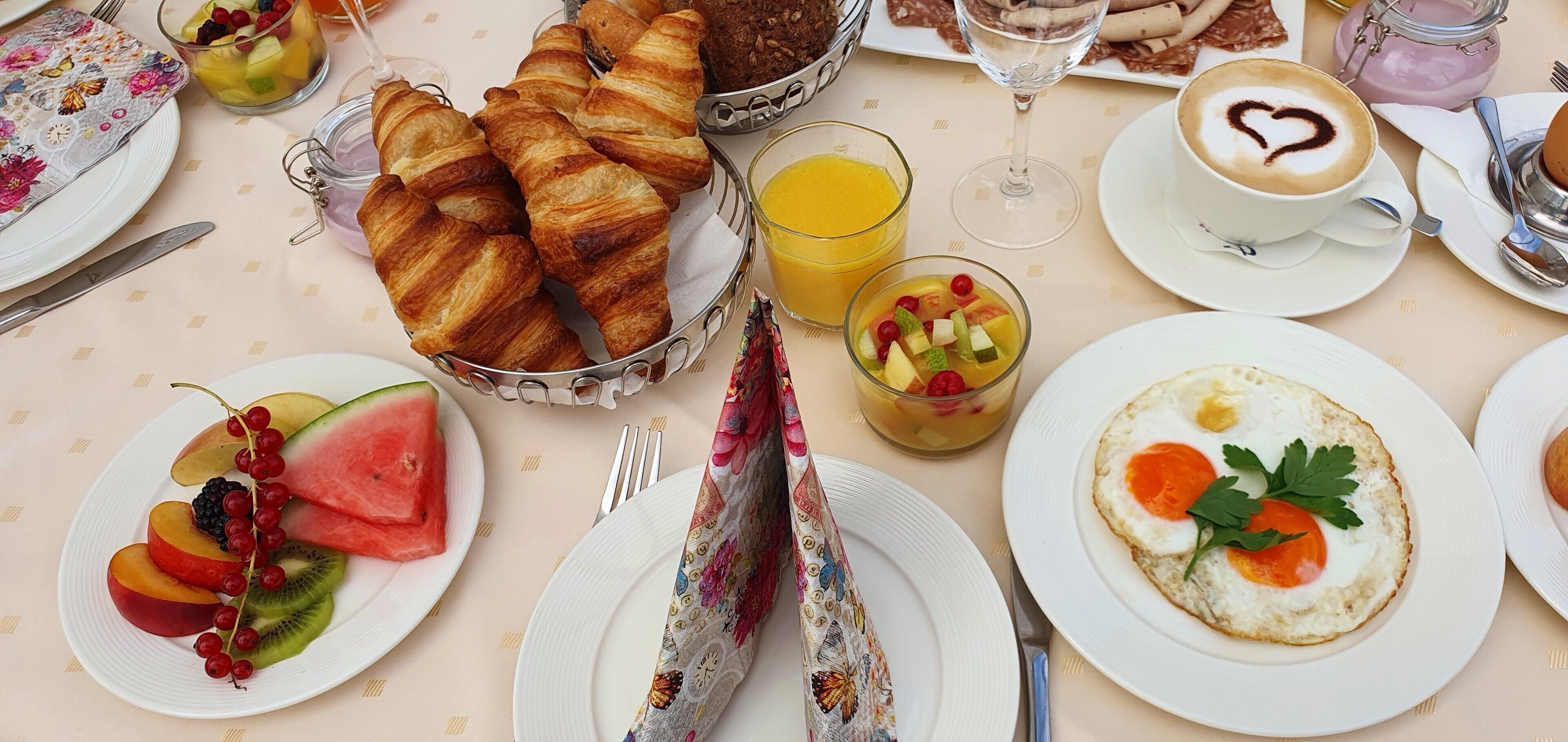 Free daily buffet breakfast