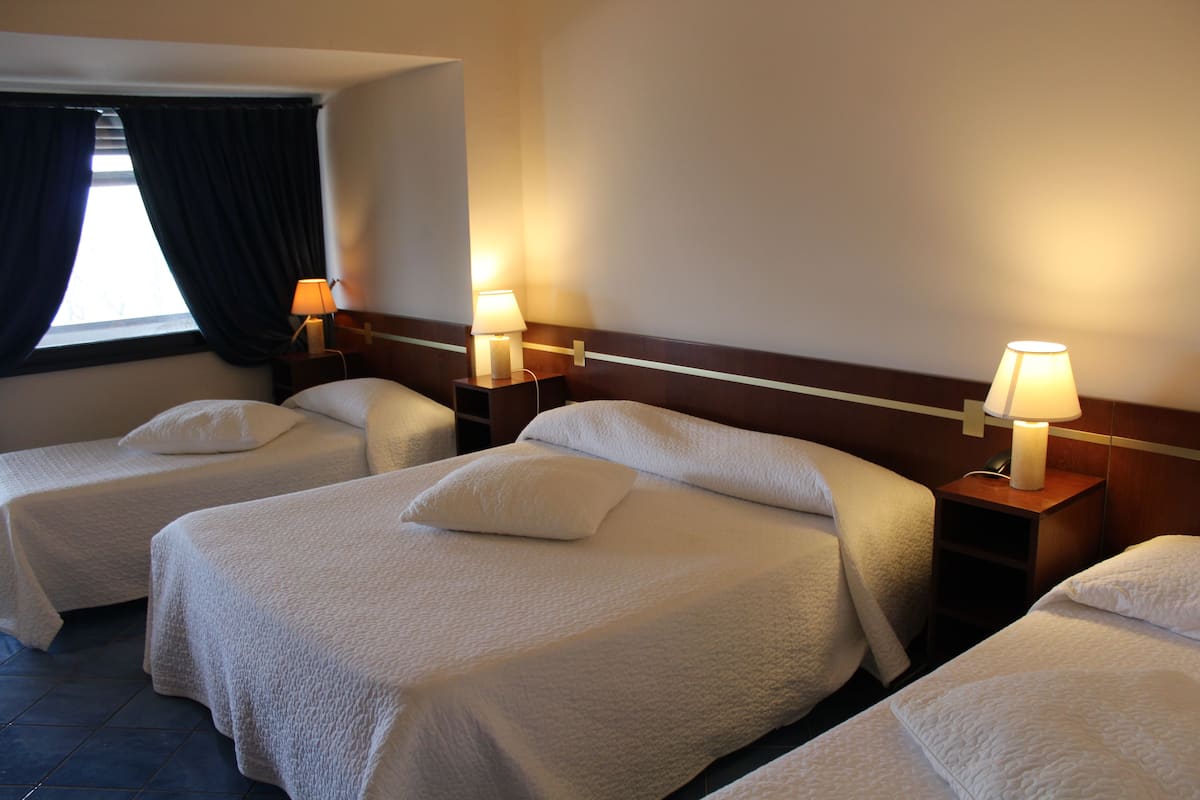 Habitación cuádruple familiar | Ropa de cama de alta calidad y minibar