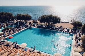 季节性开放的室外游泳池