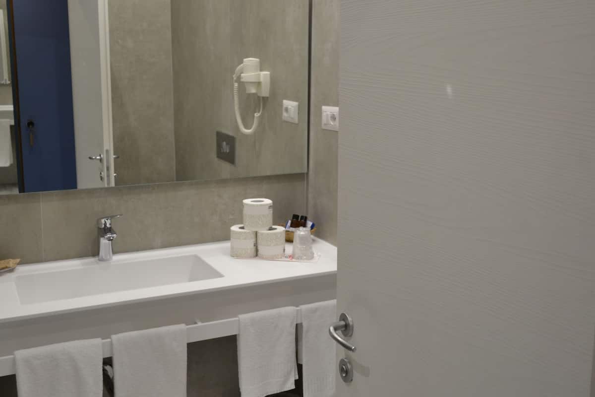 shower, free toiletries, hair dryer, bidet