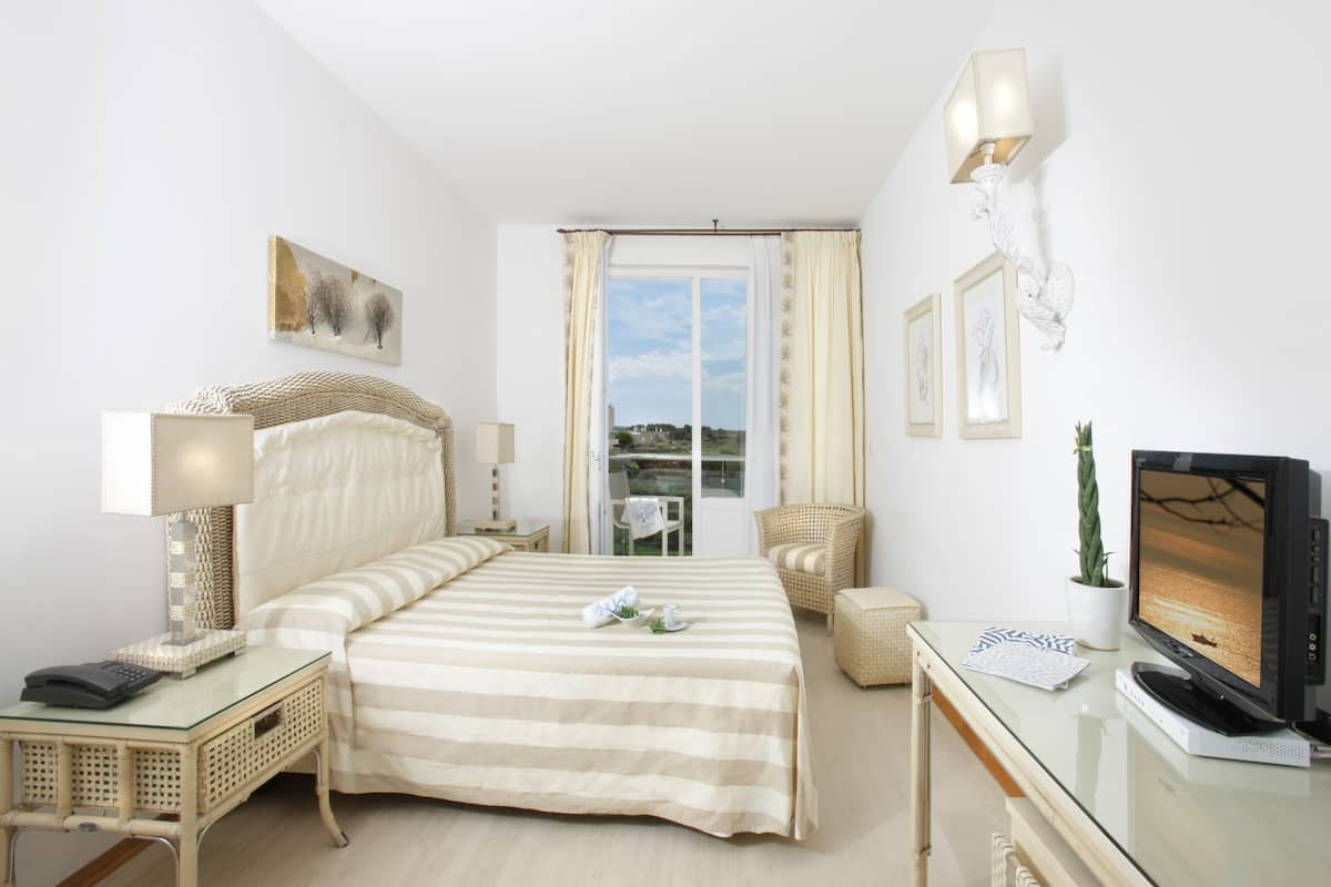 superior room | 1 bedroom, minibar, in-room safe, desk