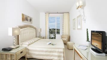 Superior Room | Minibar, in-room safe, desk, blackout drapes