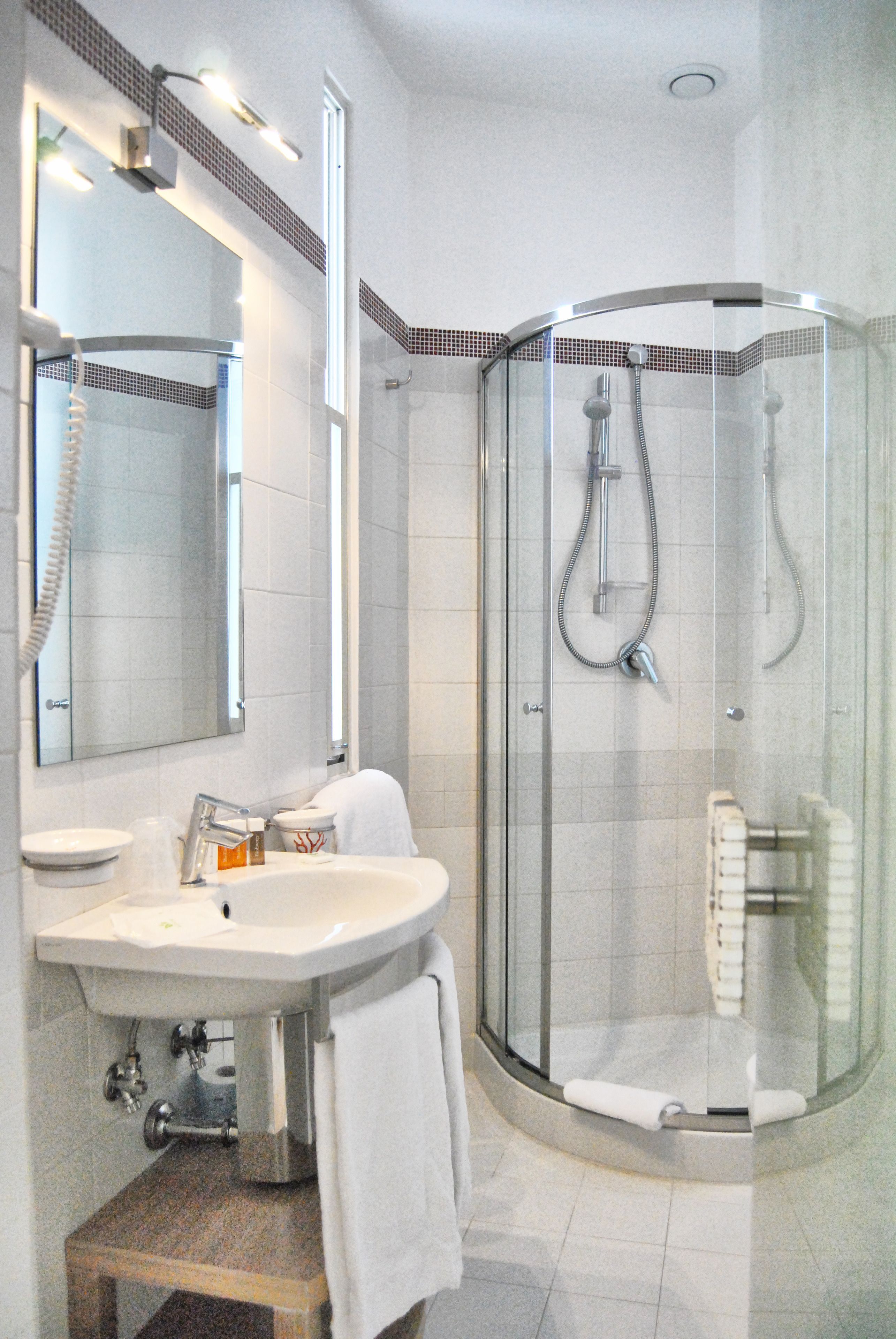 shower, free toiletries, hair dryer, bidet