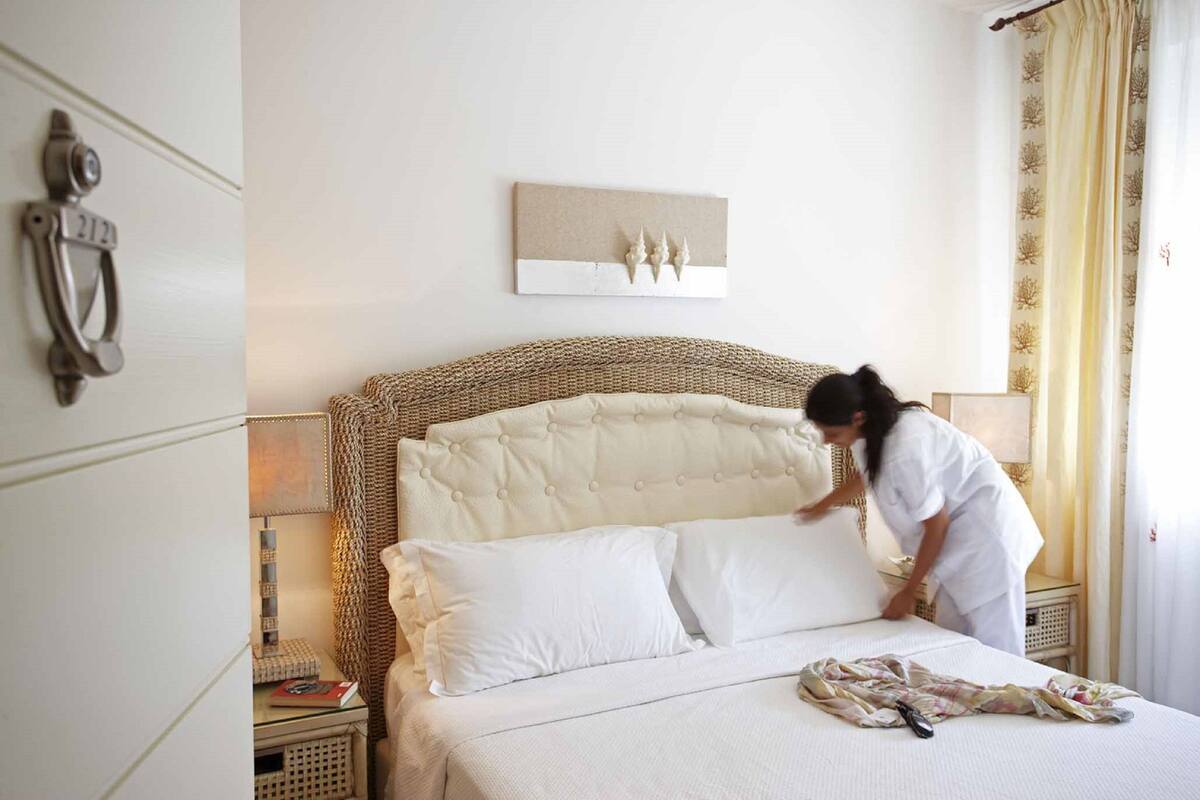 room (budget) | 1 bedroom, minibar, in-room safe, desk