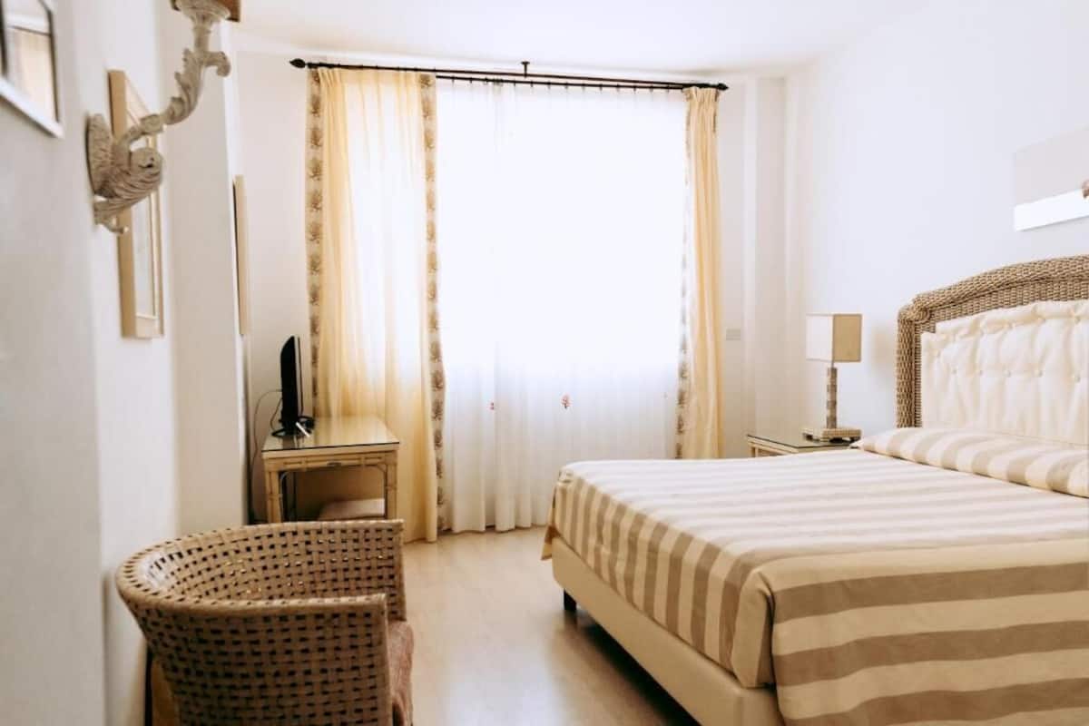 Standardzimmer | Minibar, Zimmersafe, Schreibtisch, Verdunkelungsvorhänge