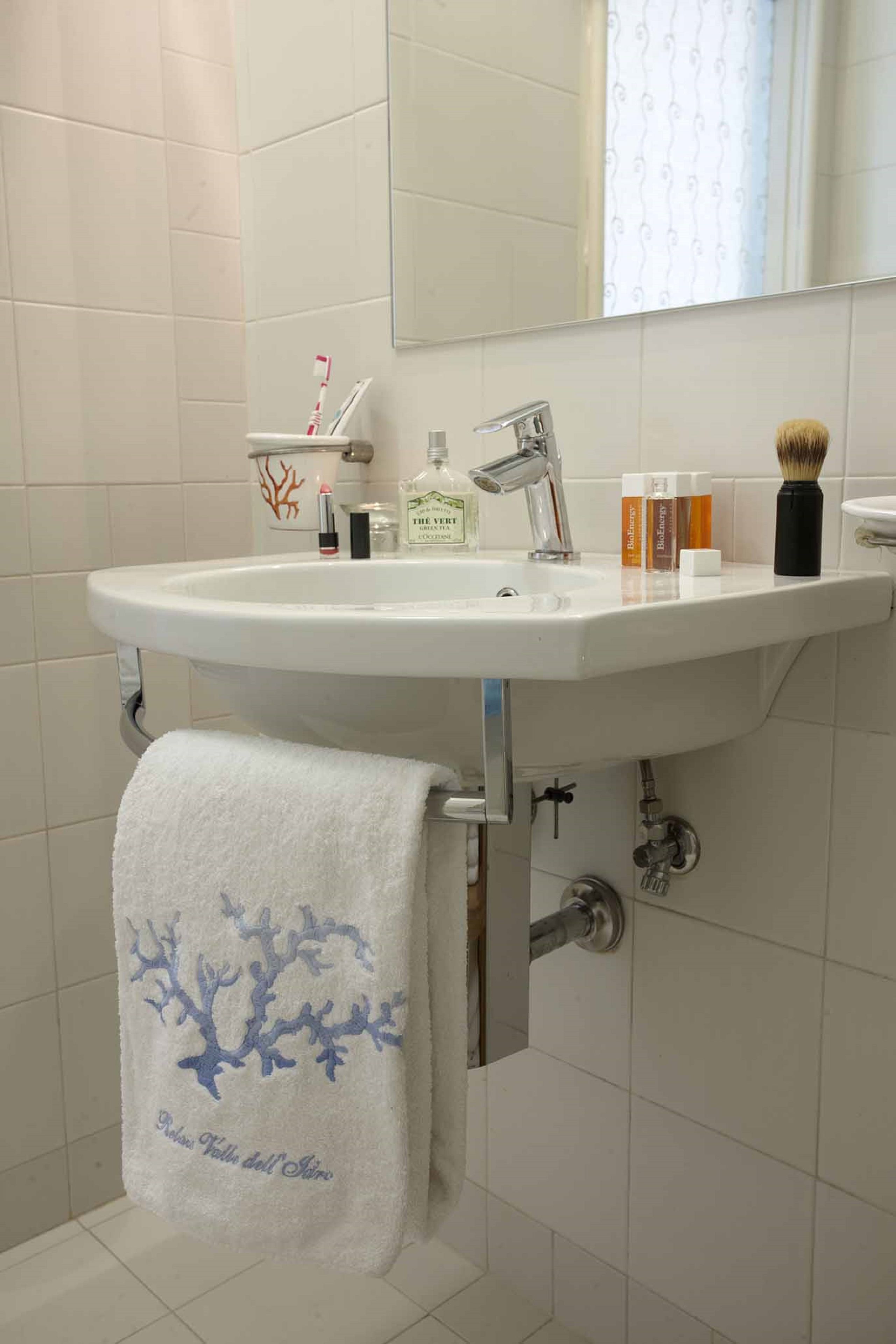 shower, free toiletries, hair dryer, bidet