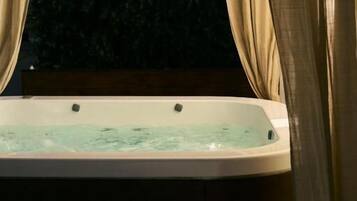 مغطس بمضخات للمياه