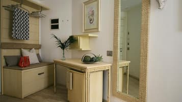 Kamar (Budget) | Minibar, brankas, meja kerja, dan tirai kedap cahaya