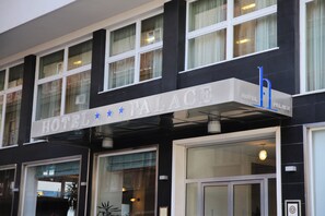 A hotel sign with "HOTEL PALACE" and a blue 'b' logo. - Hotel Palace (Battipaglia)