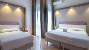 Chambre Triple Standard | Literie de qualité supérieure, minibar, coffres-forts dans les chambres