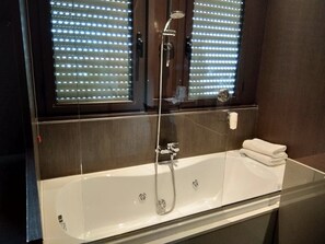 Phòng Deluxe | Phòng tắm | Vòi sen phun mưa, đồ dùng nhà tắm miễn phí, máy sấy tóc 