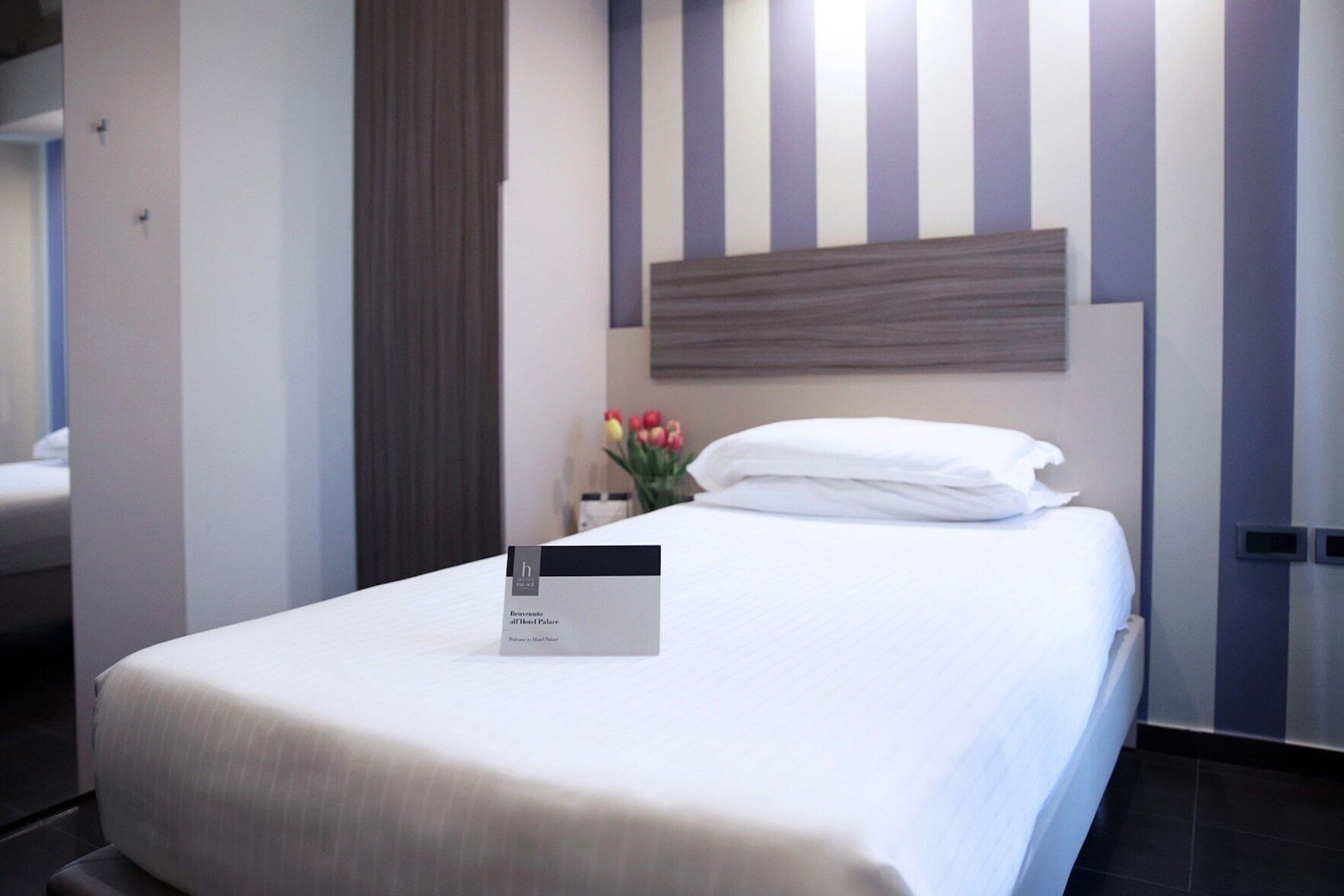 Peralatan tempat tidur premium, bar mini, peti besi dalam bilik, meja 