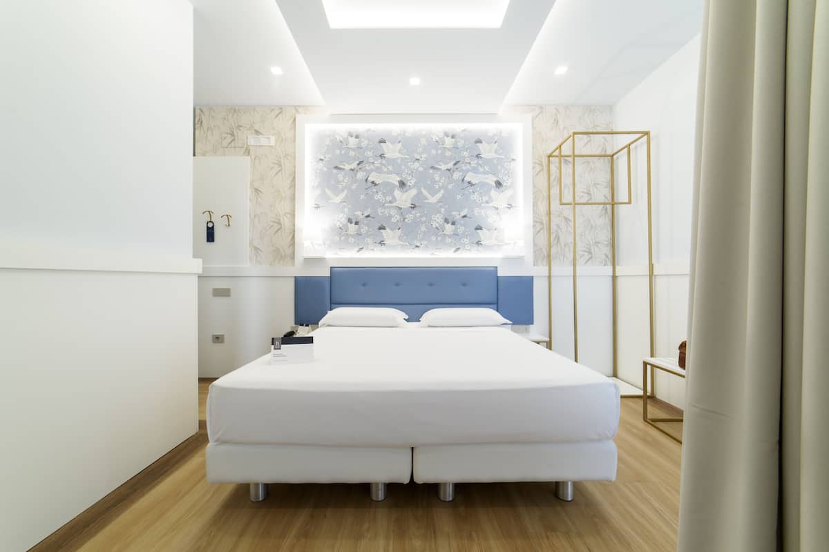 deluxe room | 1 bedroom, premium bedding, minibar, in-room safe