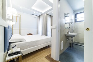 Deluxe Room | Premium bedding, minibar, in-room safe, desk