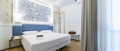 Habitación Deluxe | Ropa de cama de alta calidad y minibar